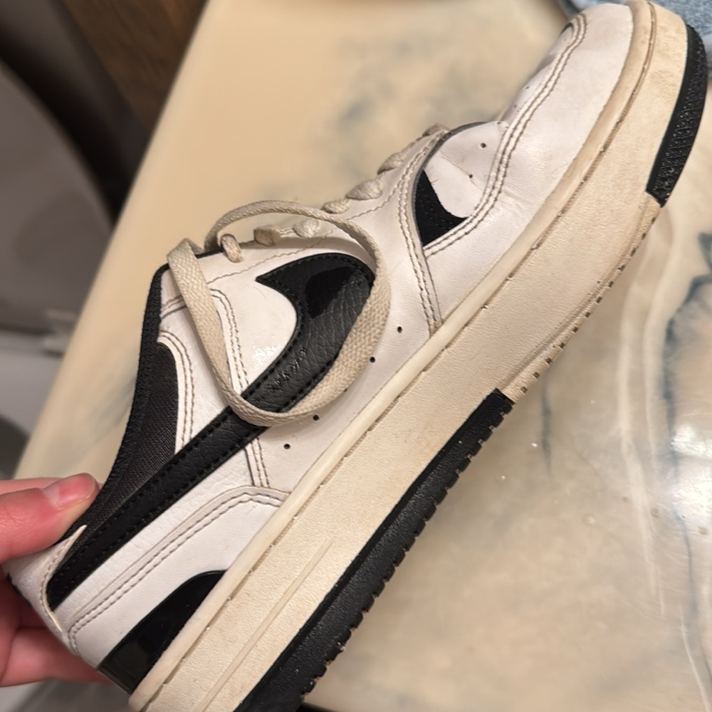 nikes - Picture 2 of 6